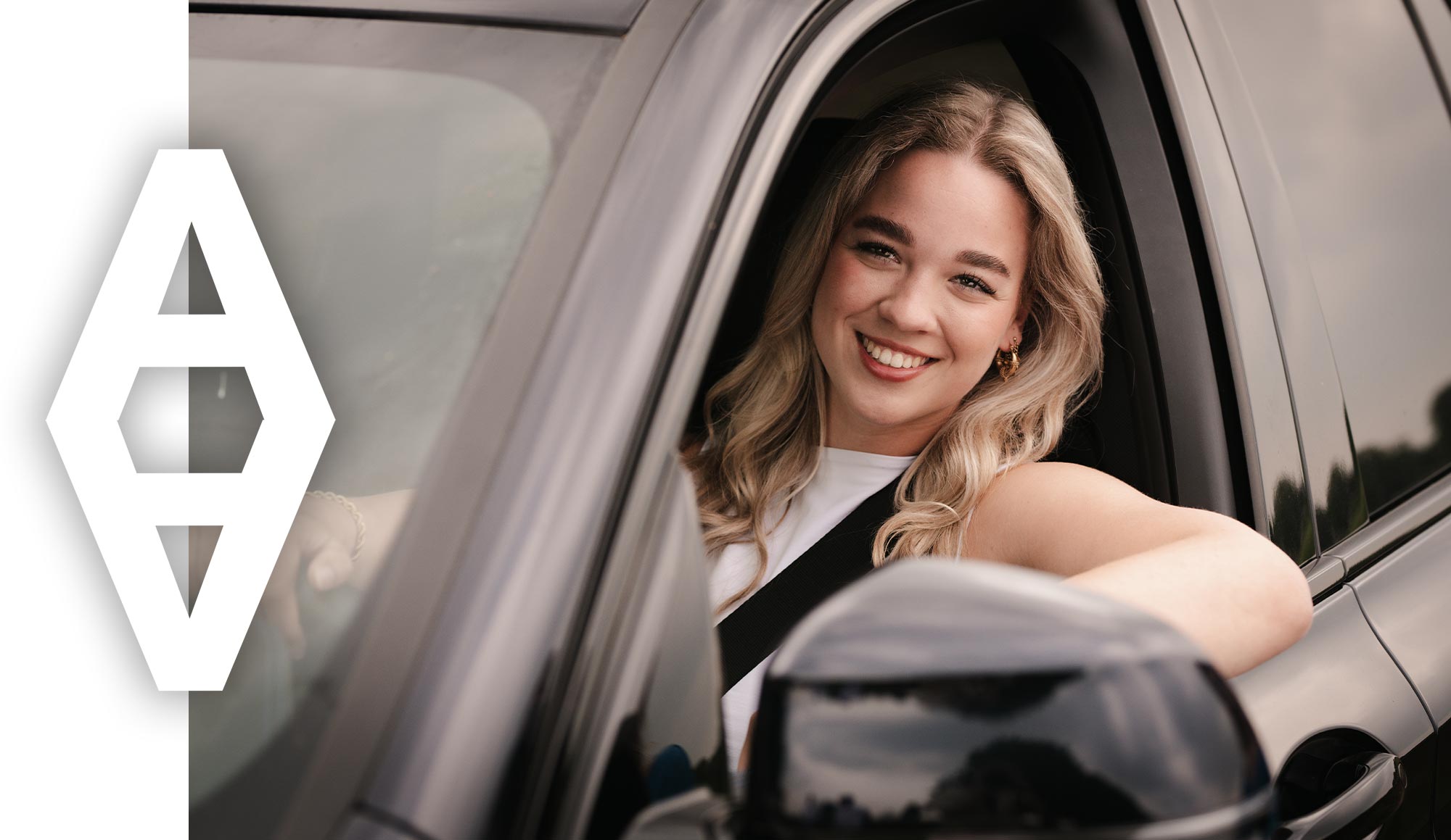 Een chauffeur van AutoAfleveren.nl aan het stuur